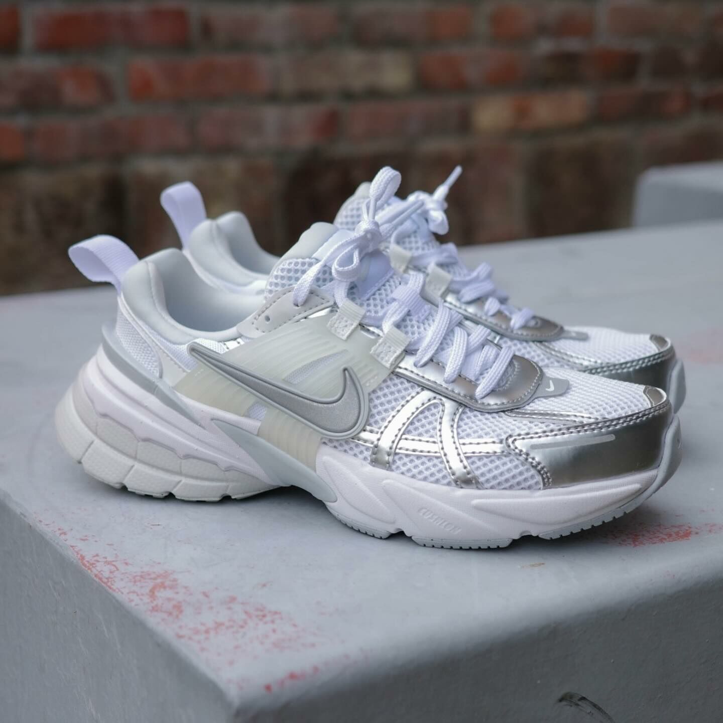 Nike V2K Run 灰白 透明銀 FD0736-104