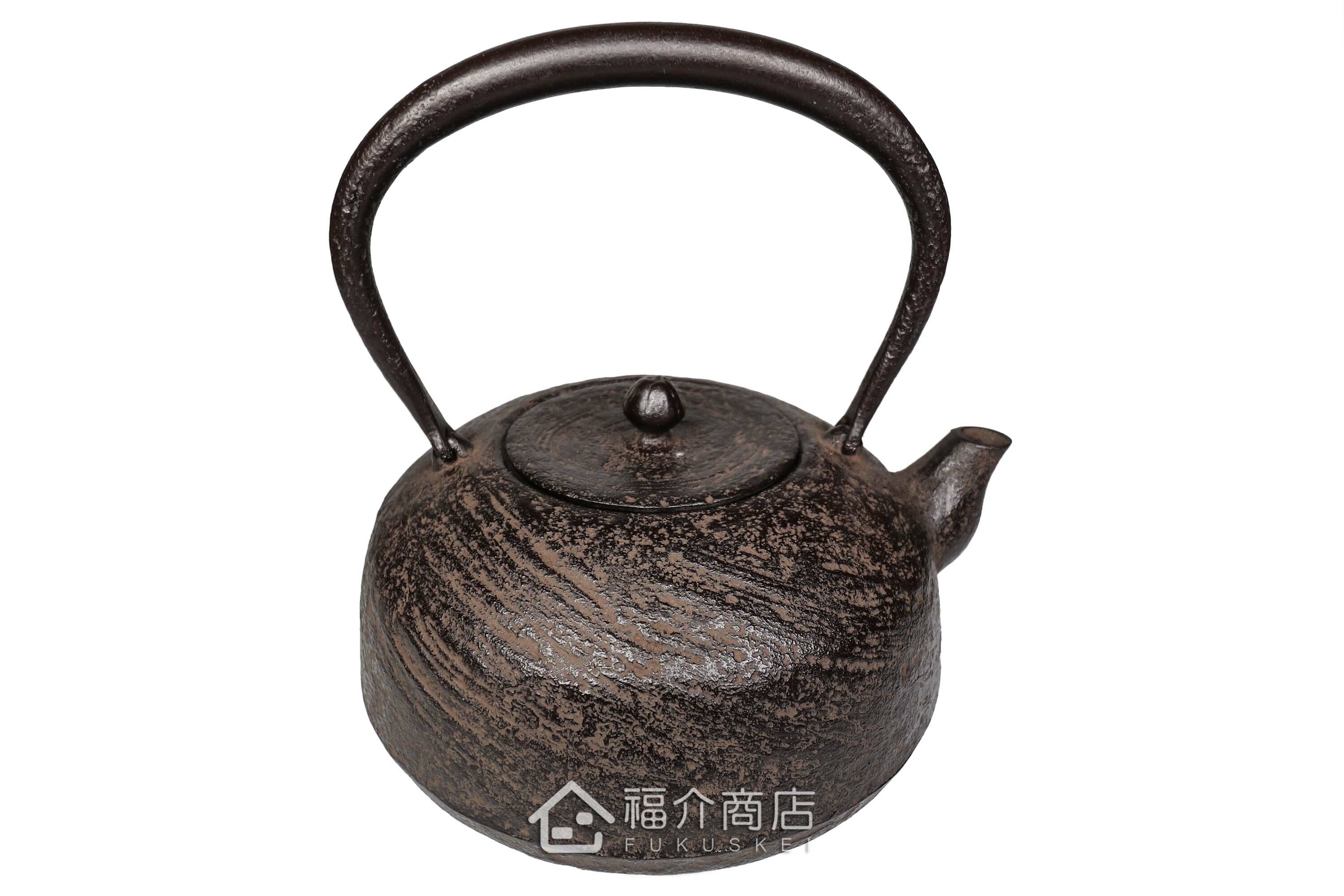 及川榮喜所製作煮水泡茶用的鐵壺,壺身有水流紋飾