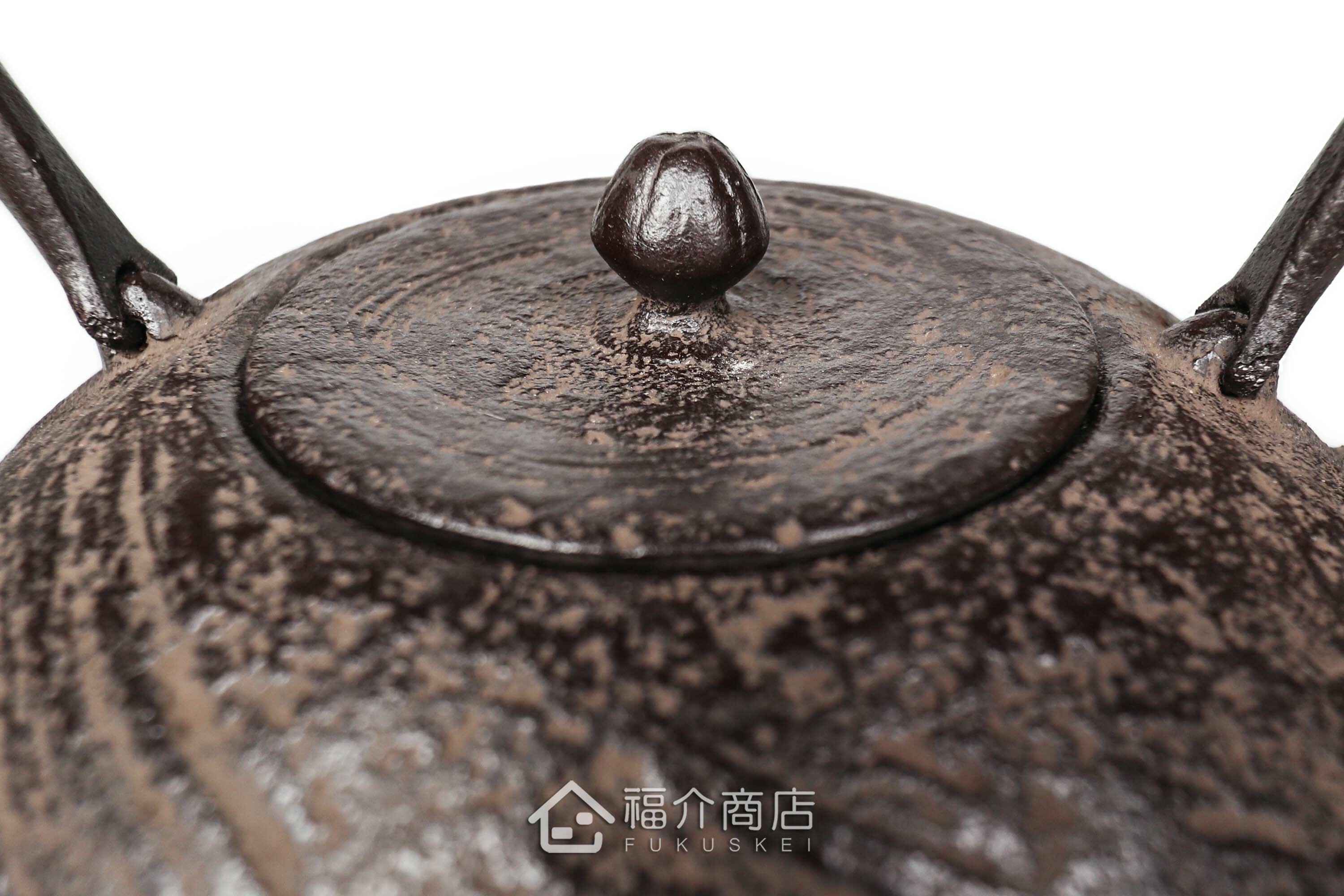 及川榮喜所製作煮水泡茶用的鐵壺,壺身有水流紋飾