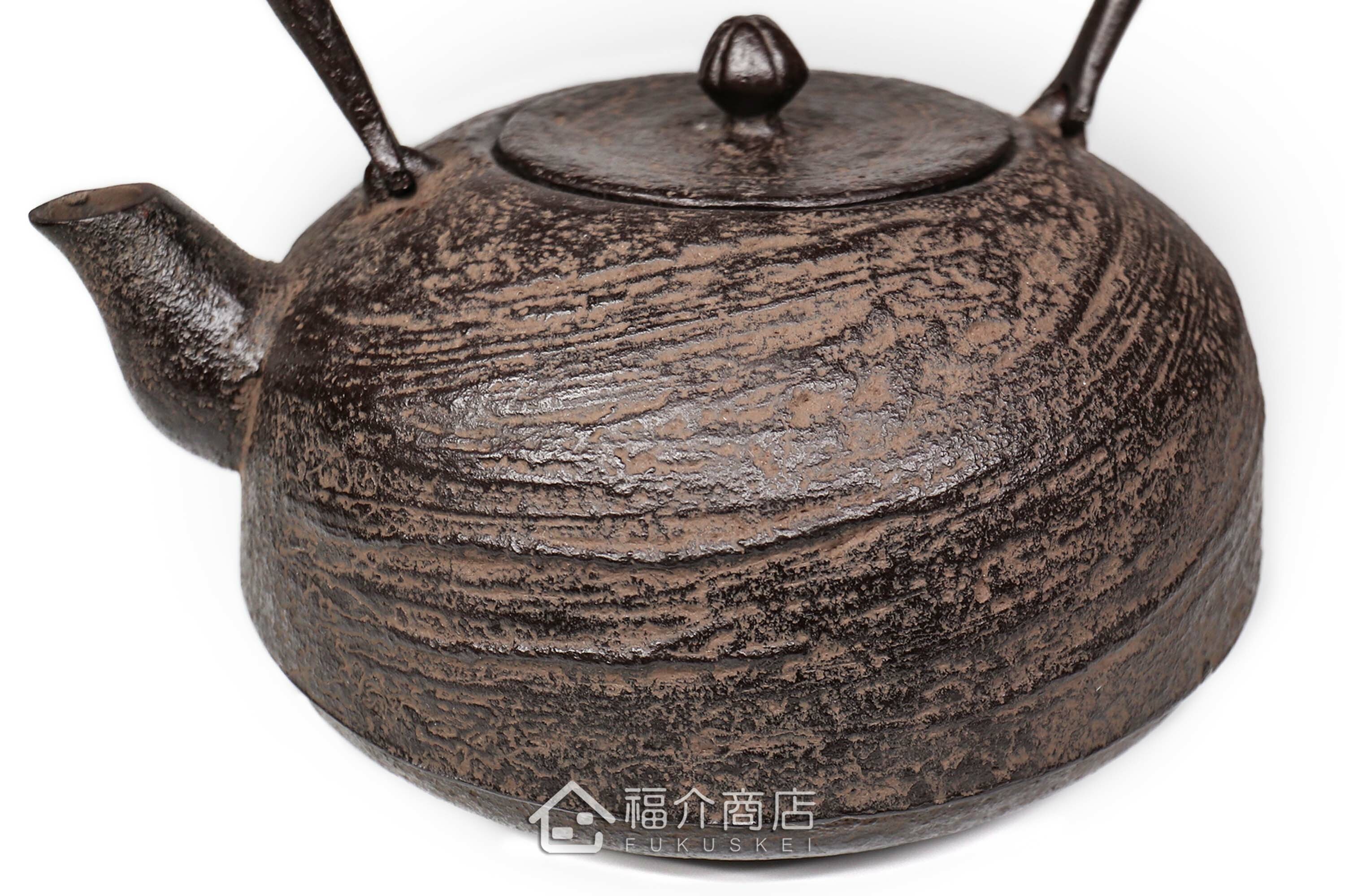 及川榮喜所製作煮水泡茶用的鐵壺,壺身有水流紋飾