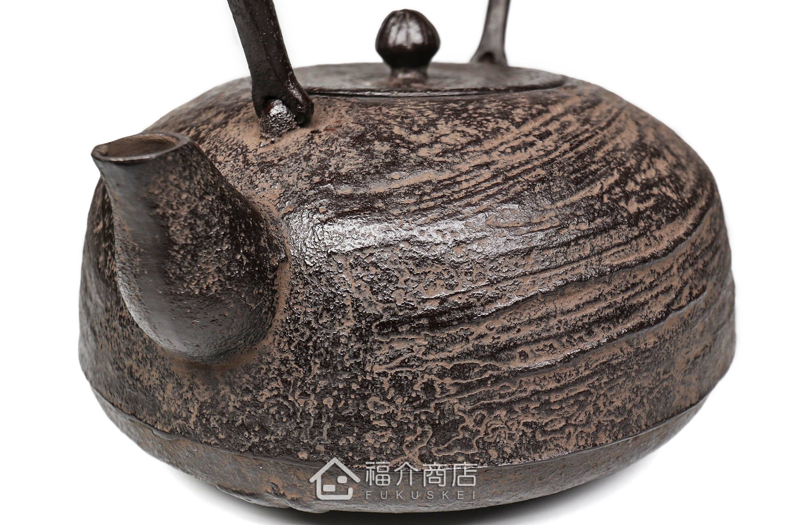 及川榮喜所製作煮水泡茶用的鐵壺,壺身有水流紋飾