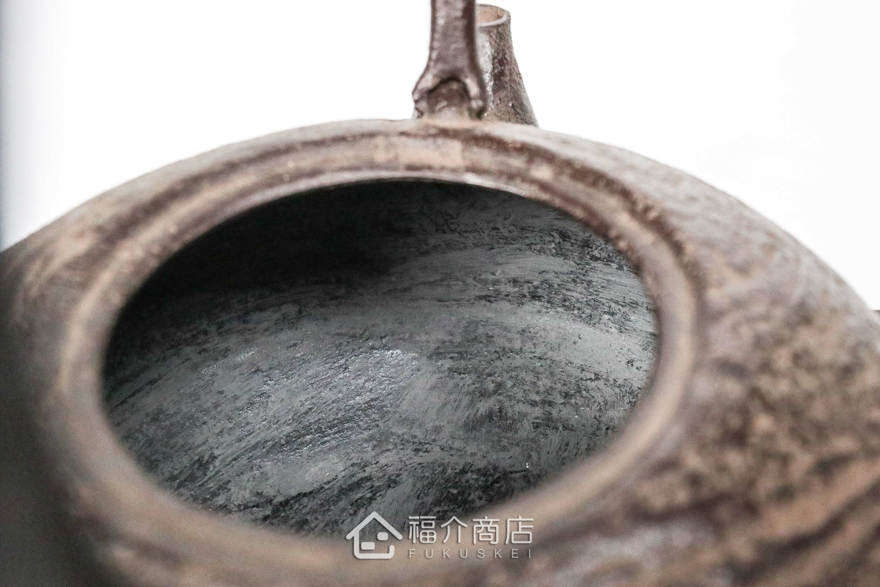 及川榮喜所製作煮水泡茶用的鐵壺,壺身有水流紋飾