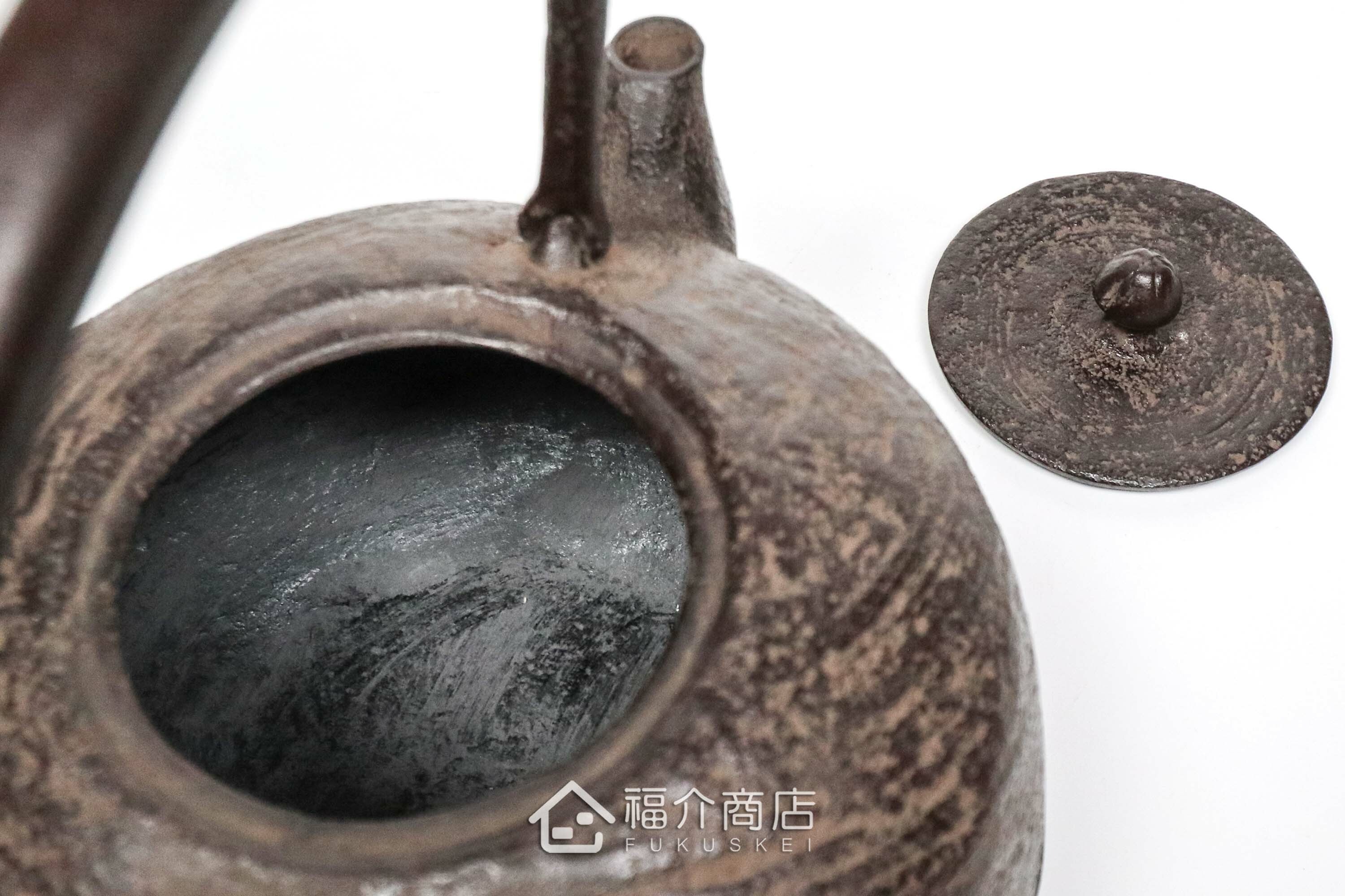 及川榮喜所製作煮水泡茶用的鐵壺,壺身有水流紋飾