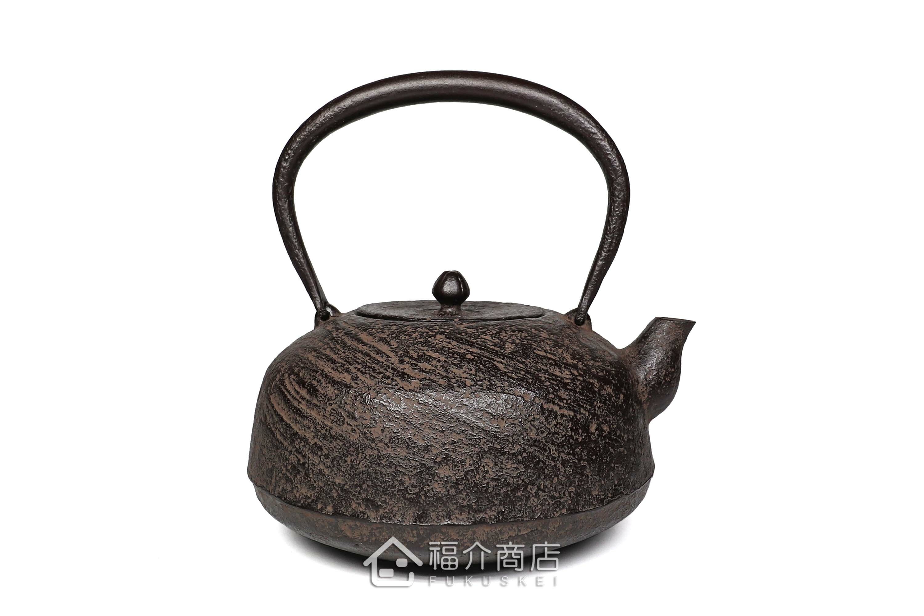 及川榮喜所製作煮水泡茶用的鐵壺,壺身有水流紋飾