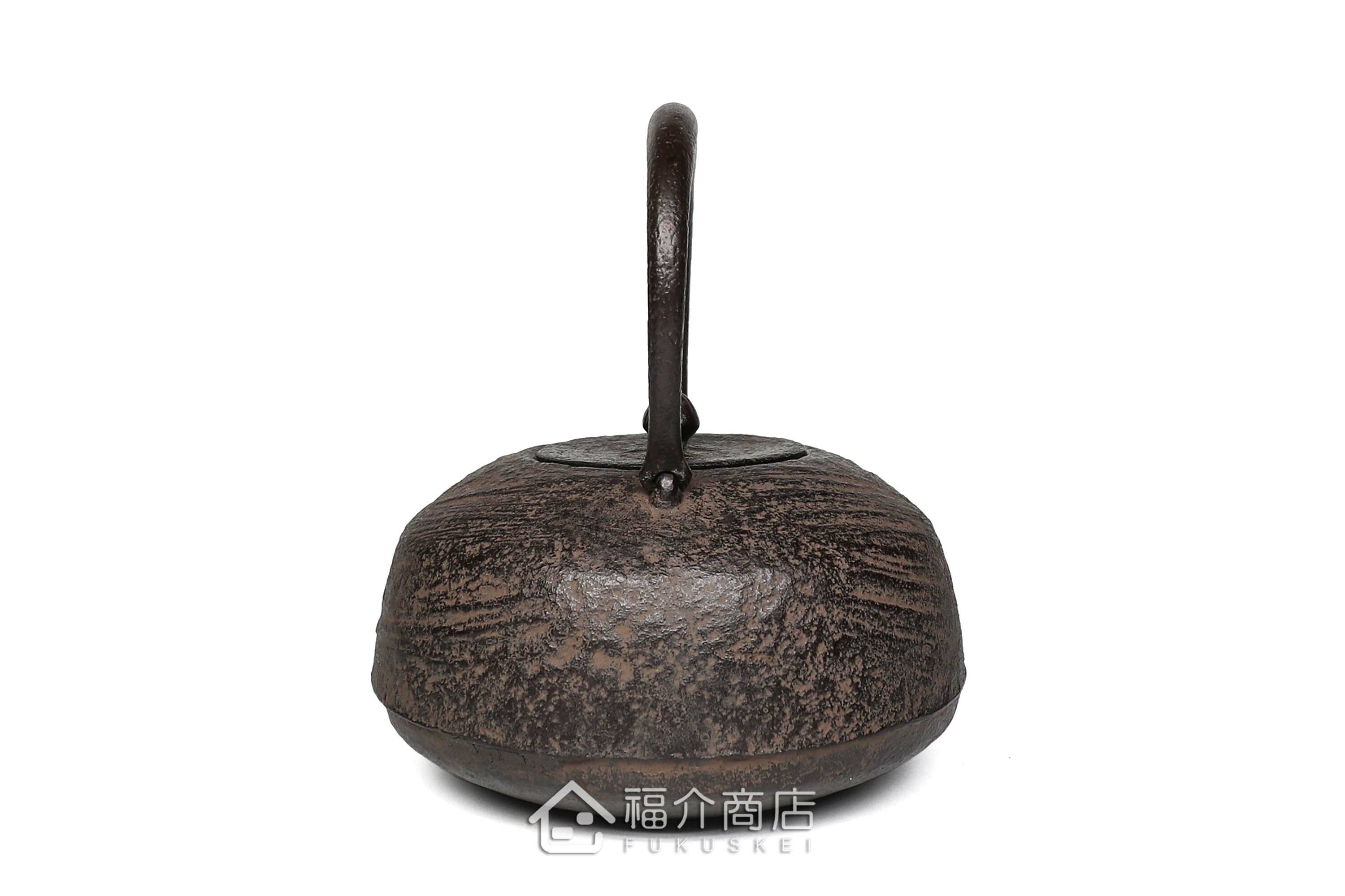 及川榮喜所製作煮水泡茶用的鐵壺,壺身有水流紋飾