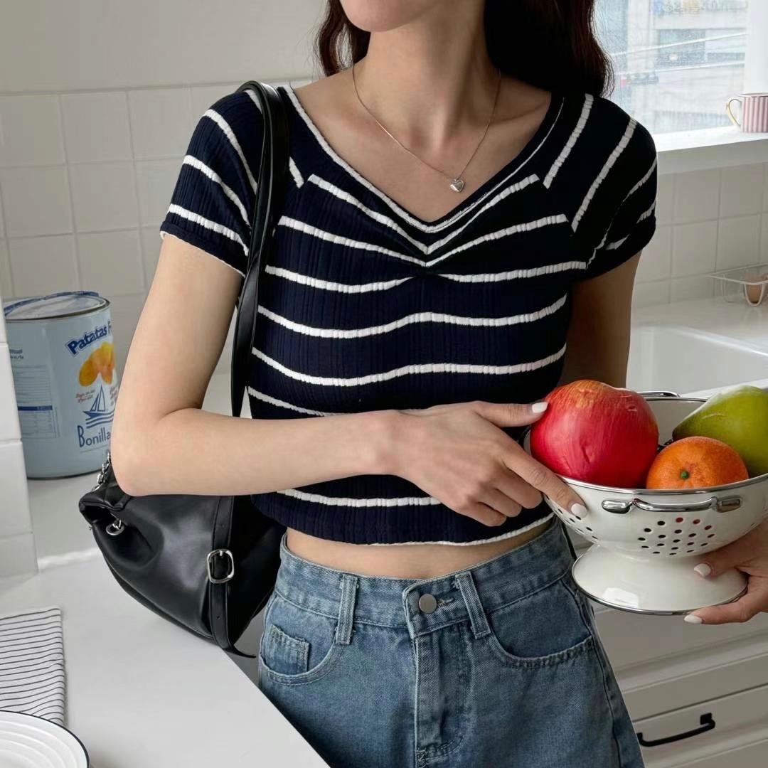 【優惠現貨】韓國小機心V領間條上衣（3色）