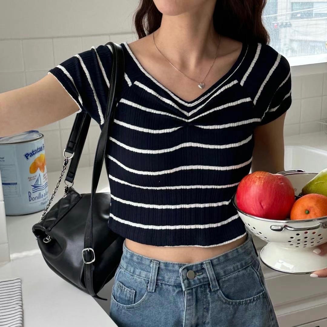 【優惠現貨】韓國小機心V領間條上衣（3色）