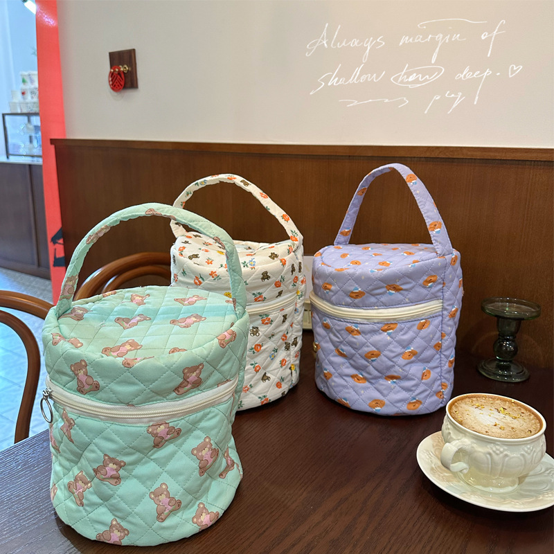 《4021》滿版碎花小熊手提水桶化妝包