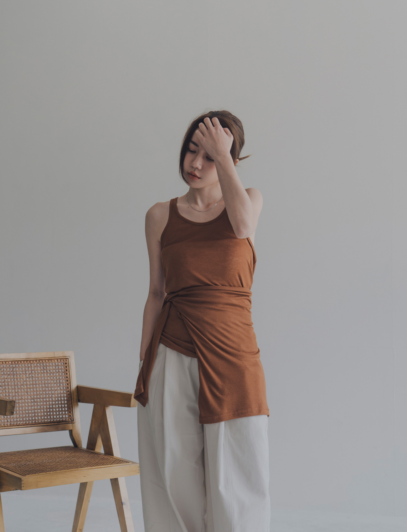 極簡挖背長版背心