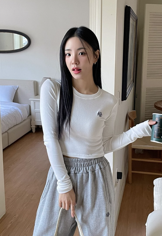 #現貨優惠 韓國 muahmuah 合身刺繡logo短版 薄長袖 秋冬長袖 (MUT24102)