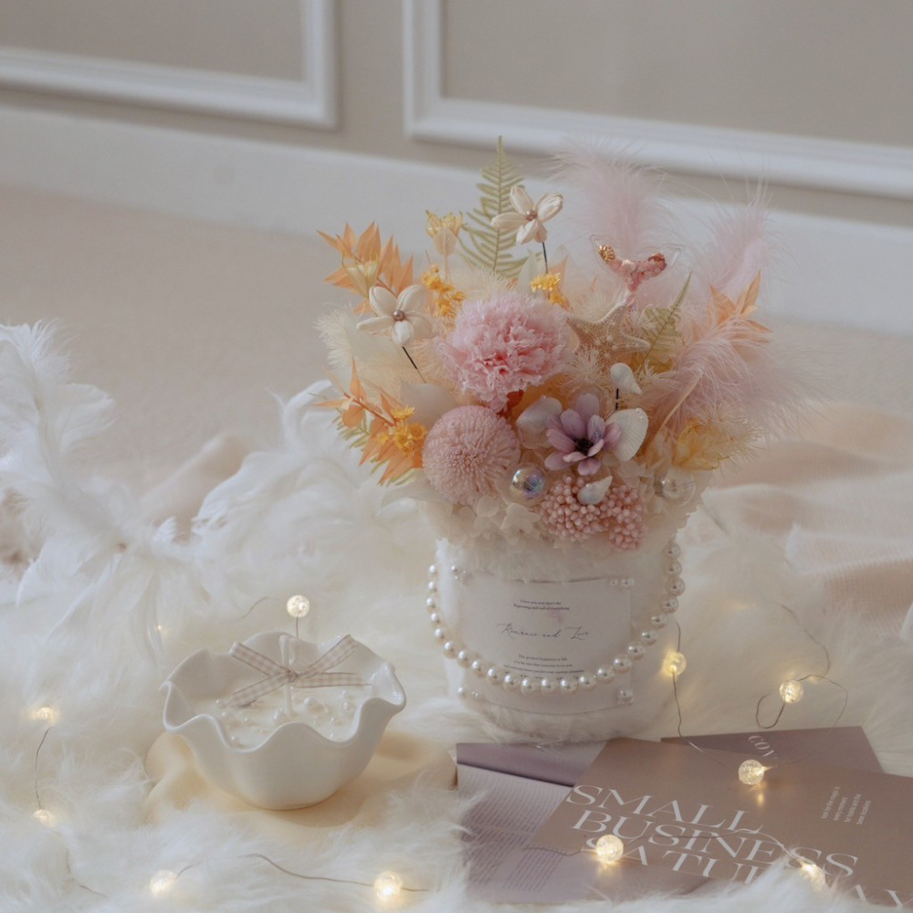 海洋珍珠毛毛永生盆花 櫻花粉康乃馨＆貝殼波浪香氛蠟燭