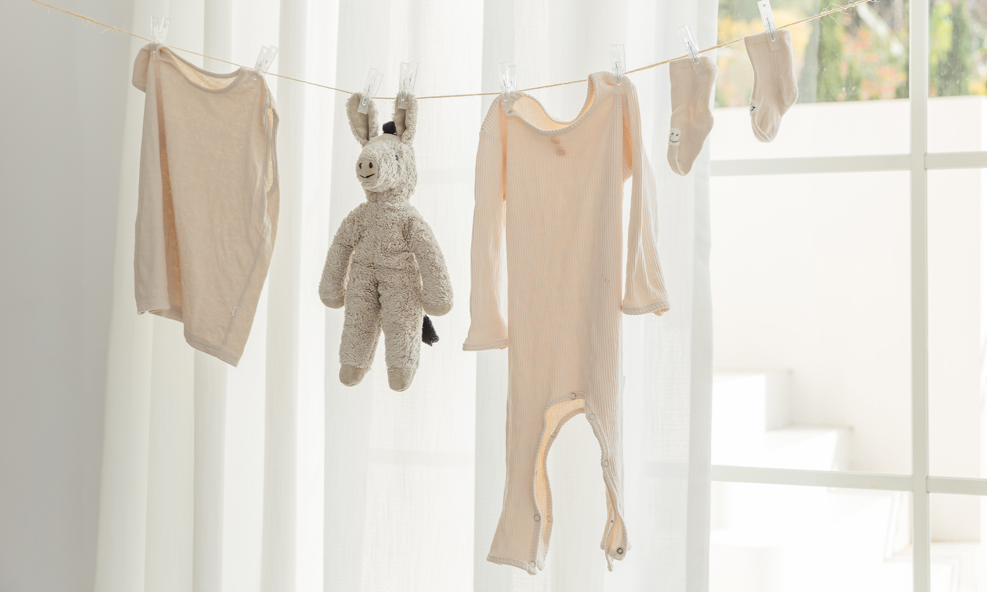 這是一張衣服正在曬乾的照片