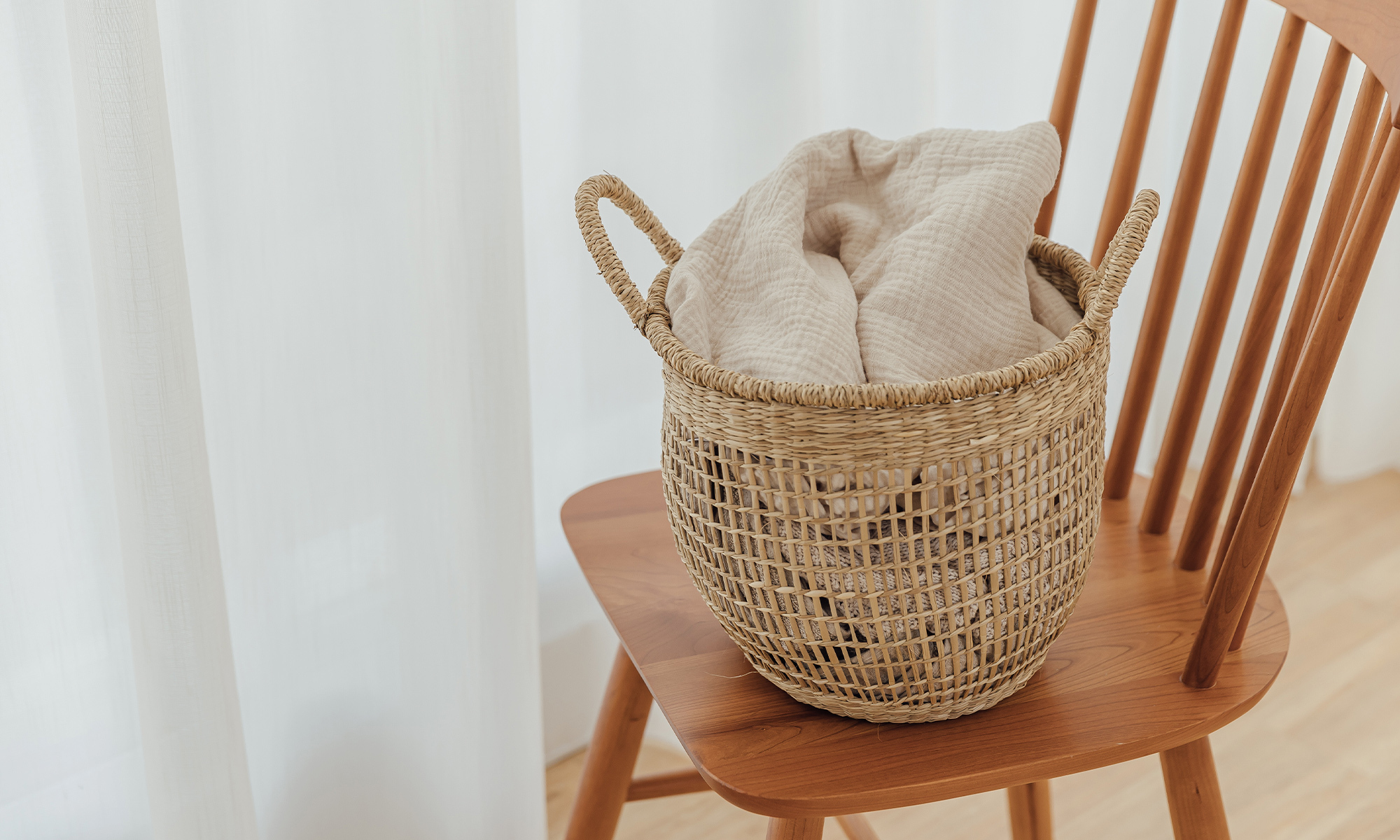 這是有一個洗衣籃放滿衣服的照片