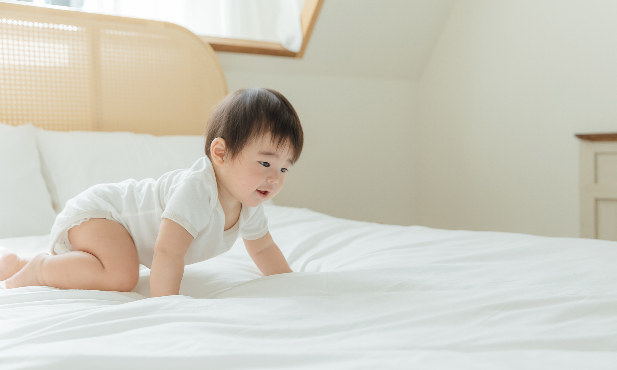 這是一張寶寶在床上爬的照片