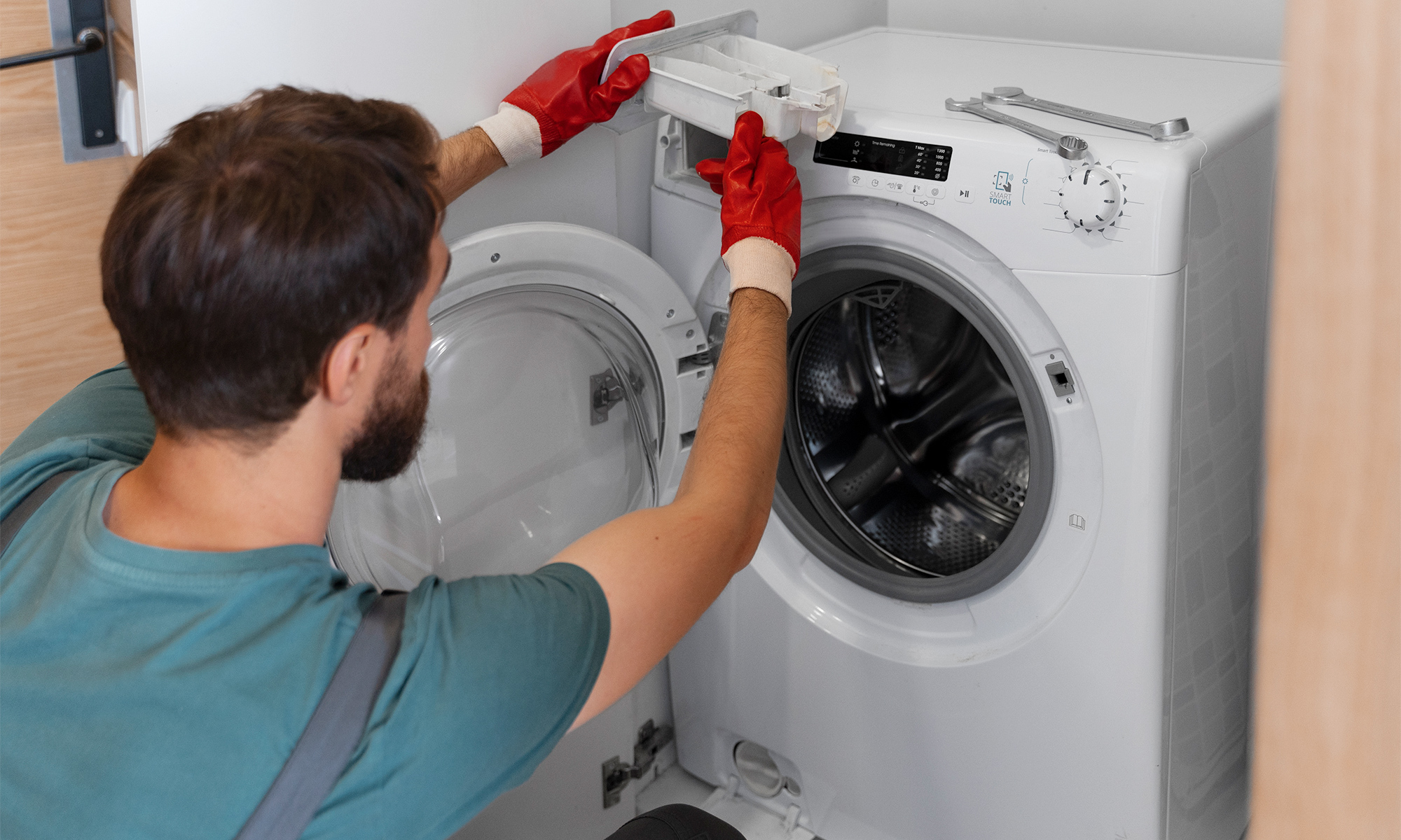 這是一張正在清理洗衣機的照片