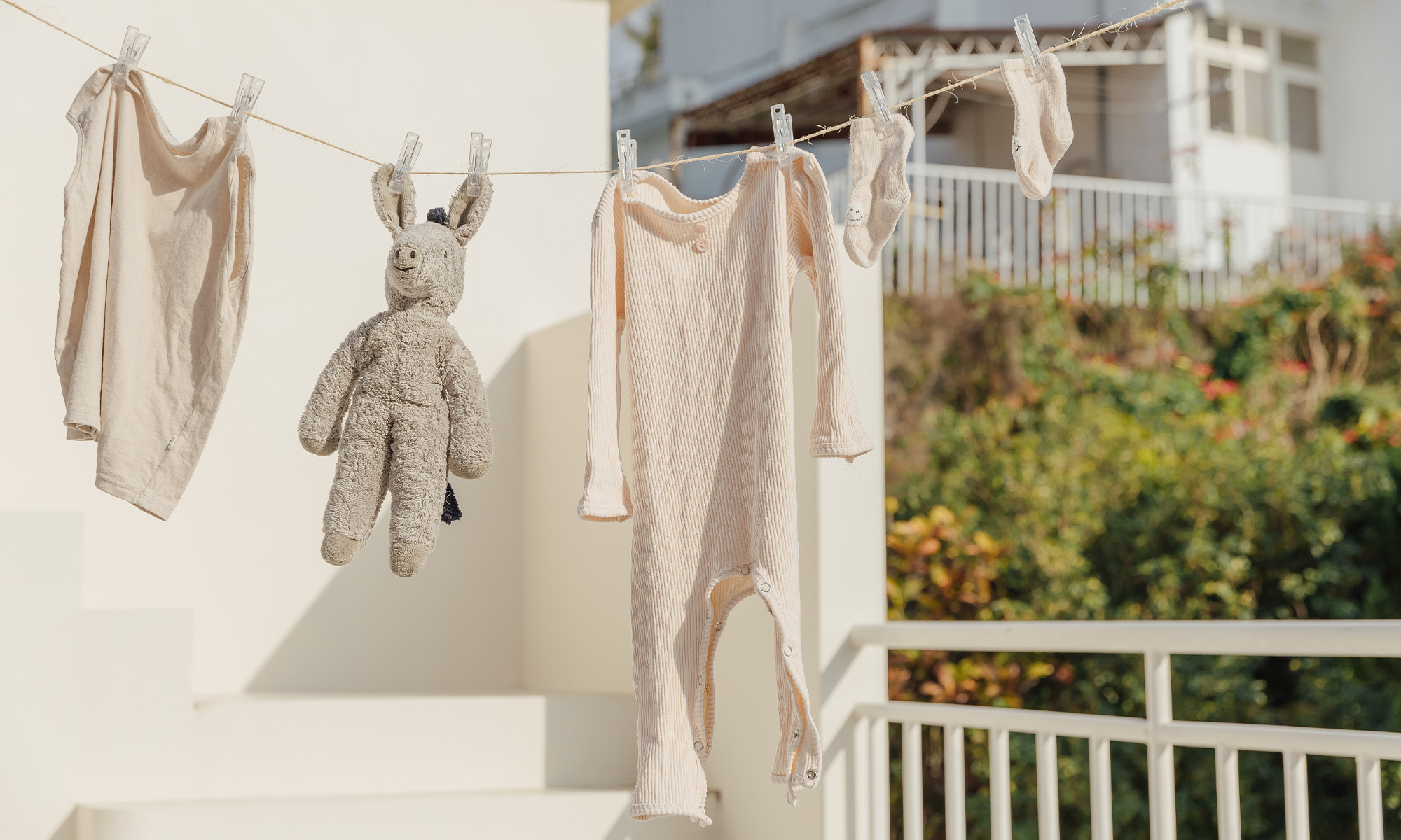 這是一張衣服正在曬太陽的照片