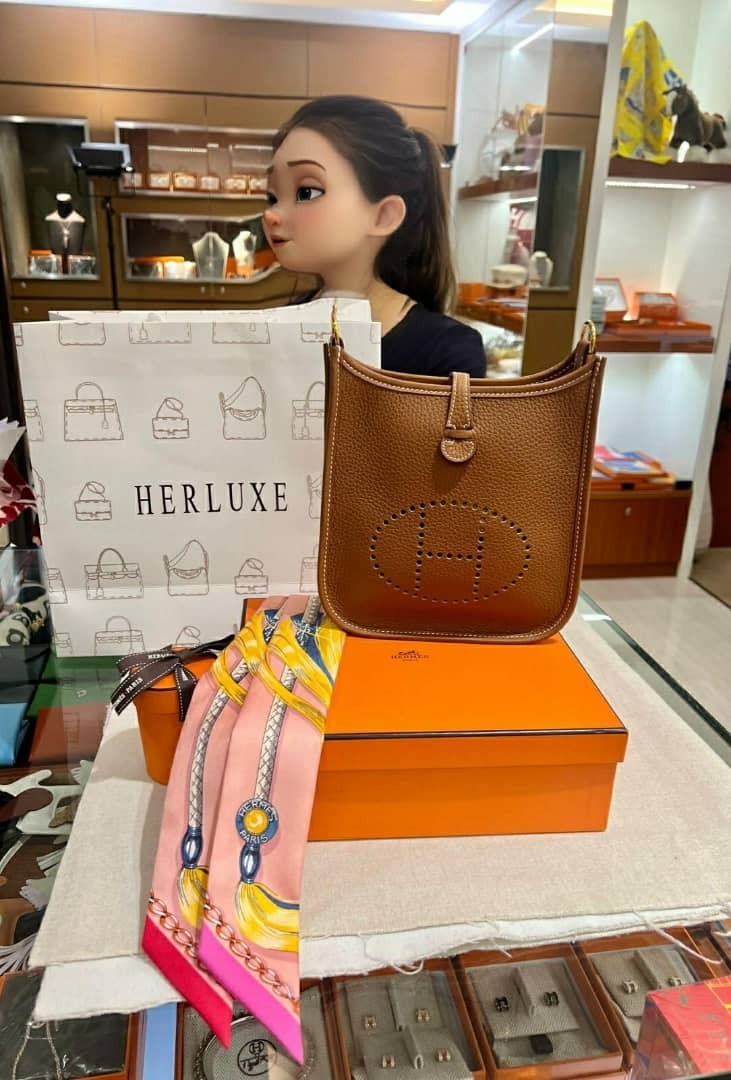 【 感謝支持 】爽快靚靚來pick up mini E金金🎉  配埋twilly🎀 靚靚見到現貨即刻秒走心愛💕 對我哋幫綁嘅twilly效果都好滿意❤️ 多謝你嘅支持與信任🫶🎉