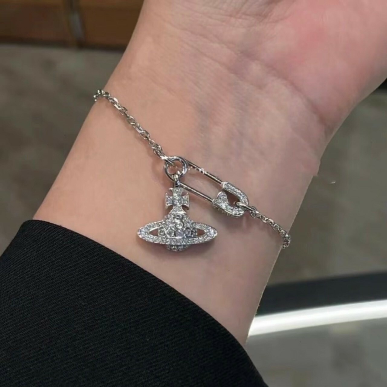 Vivienne Westwood 缺貨款 銀色滿鑽土星Logo別針手鍊 西太后