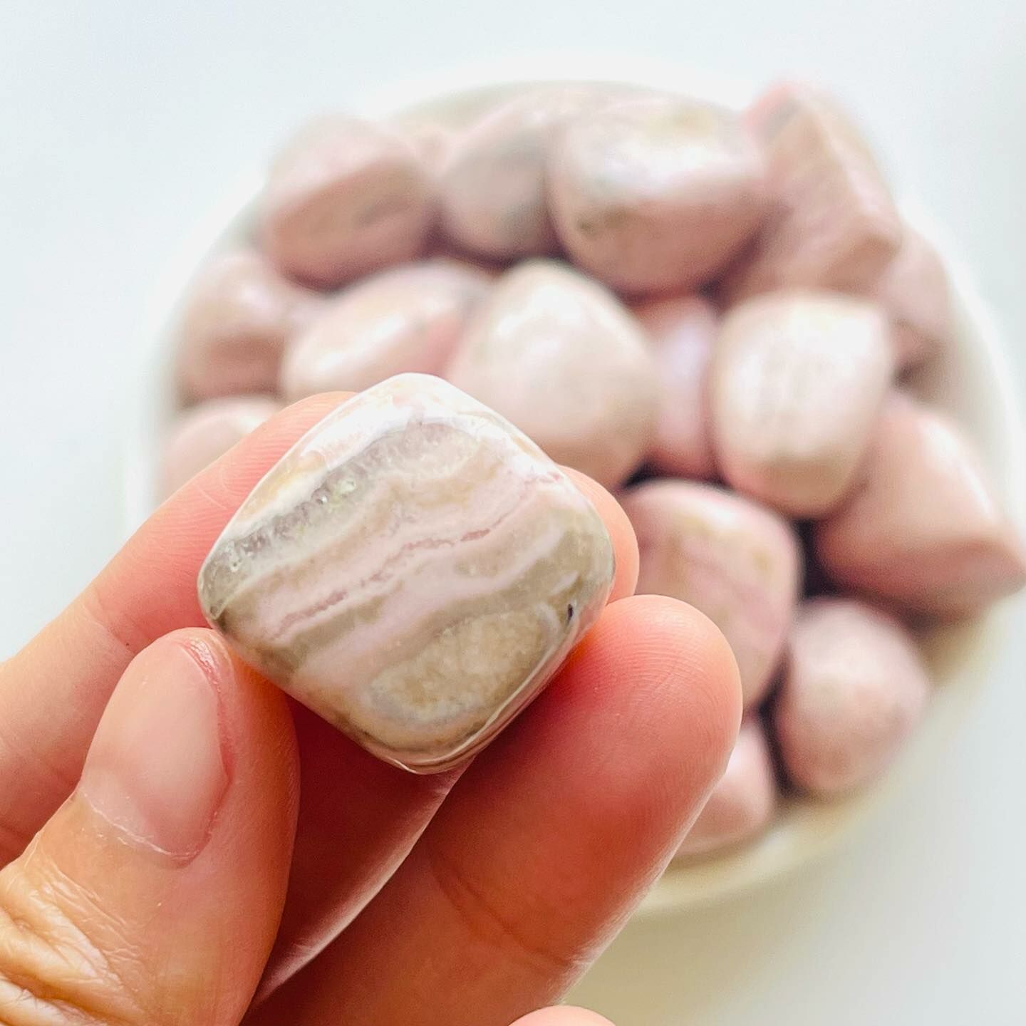 [原石] 菱錳礦 / 紅紋石 水晶滾石