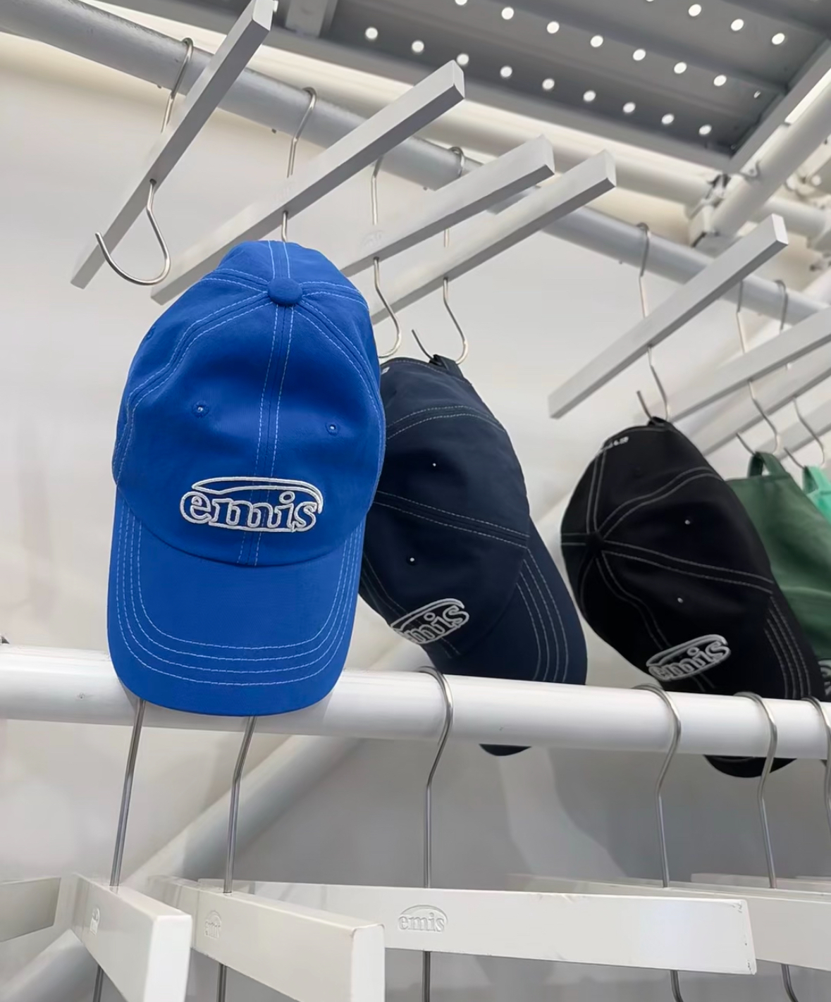 韓國連線🇰🇷EMIS WHITE STITCH BALL CAP 春季新款外縫線刺繡老