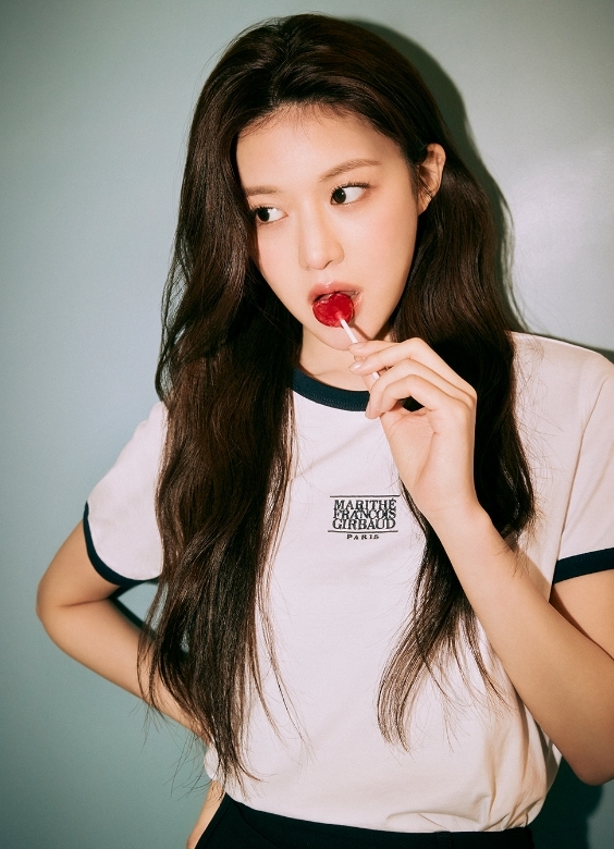 #現貨優惠 韓國 Marithe  高允貞代言款 LOGO RINGER TEE 滾邊 刺繡 短版 MFG 限量短踢