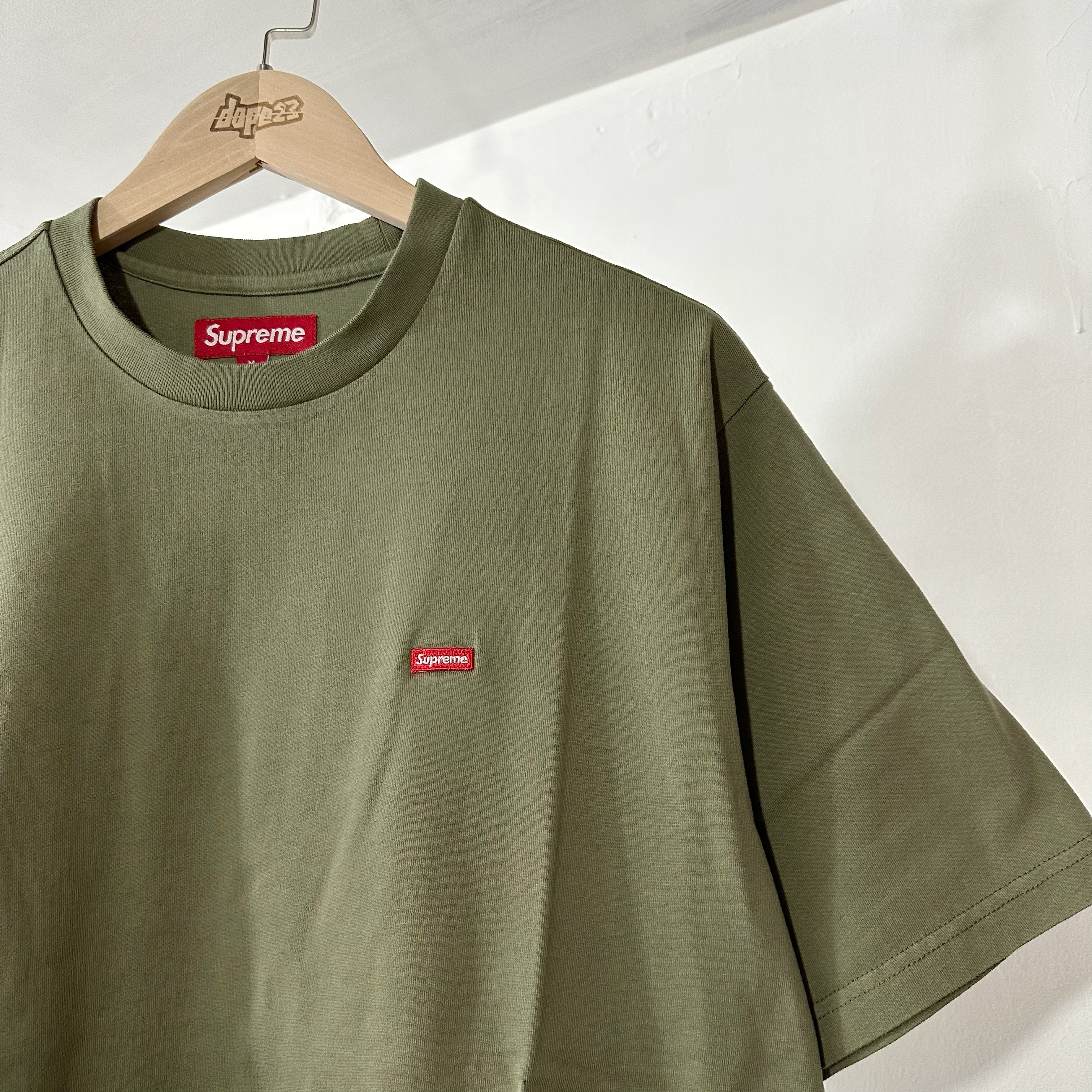 トップス Supreme Small Box Logo Tee Dusty Olive Supreme Small Box Logo Tee Dusty Olive (SS24) – STEALPLUG KL
