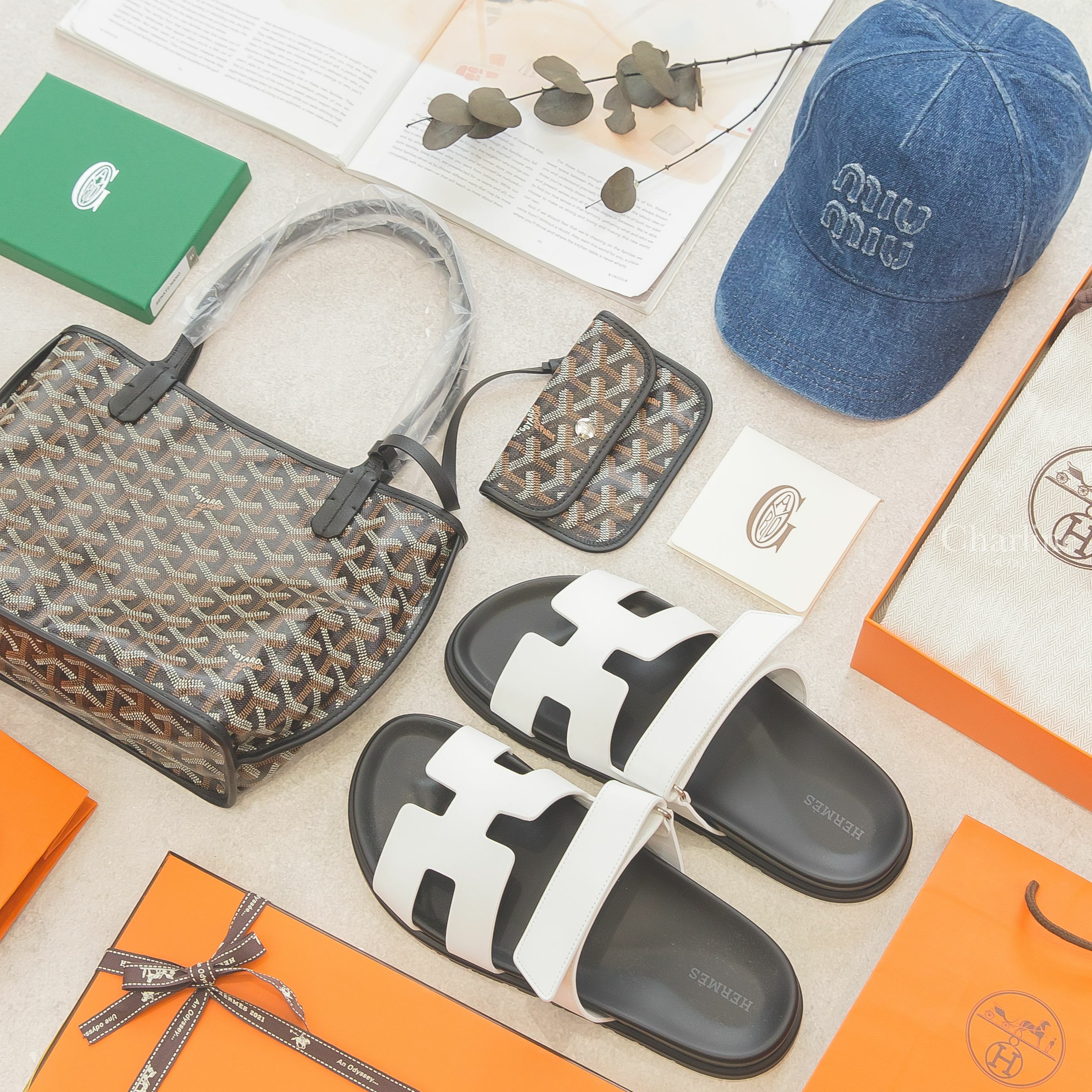 Miu Miu 海軍藍不修邊刺繡Logo丹寧布棒球帽,Goyard Anjou Mini Bag 黑色黑提把迷你無拉鍊托特包,Hermès Chypre Sandal 白色小牛皮黑底魔鬼氈橡膠平底拖鞋-Charline Boutique 精品代購