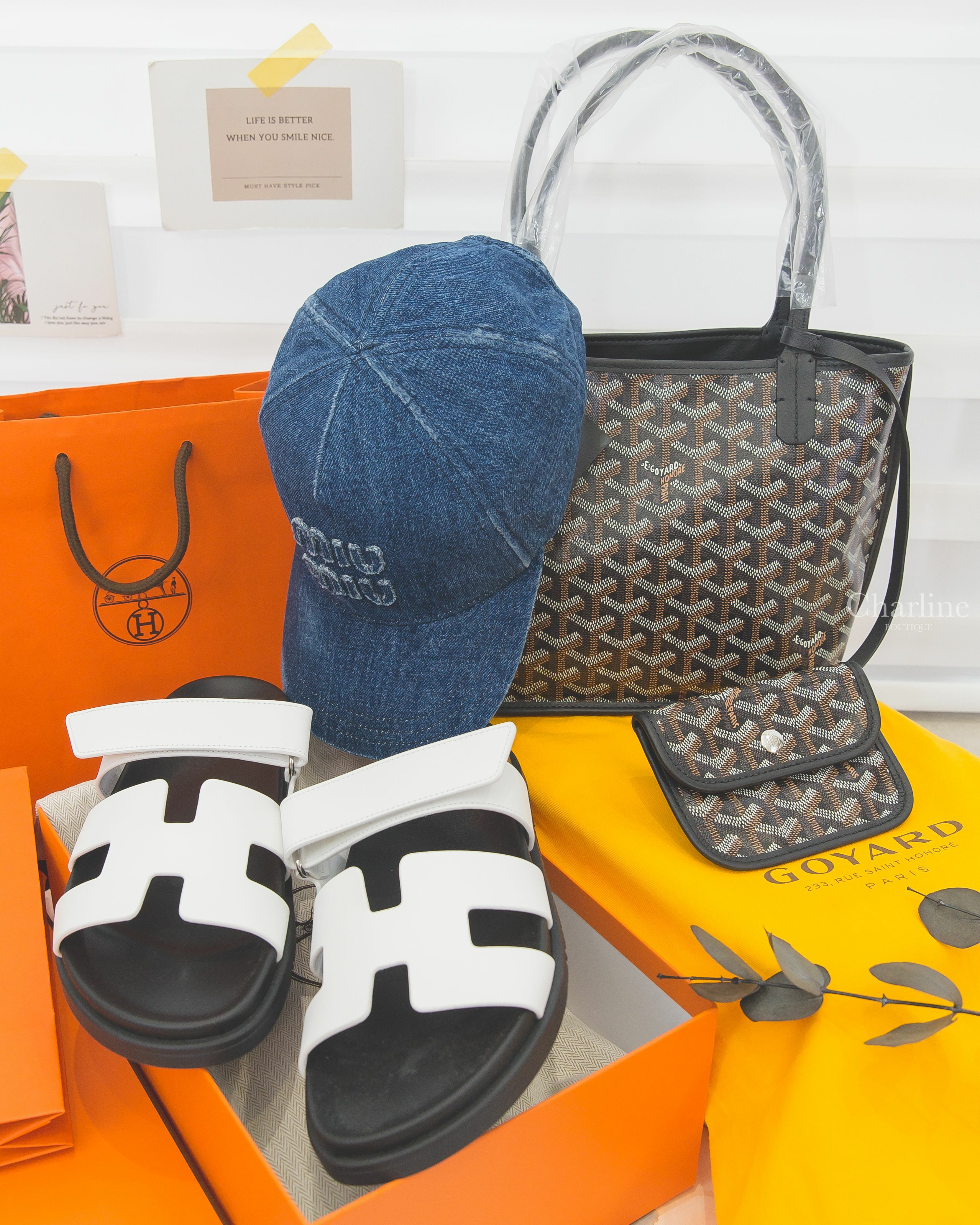 Miu Miu 海軍藍不修邊刺繡Logo丹寧布棒球帽,Goyard Anjou Mini Bag 黑色黑提把迷你無拉鍊托特包,Hermès Chypre Sandal 白色小牛皮黑底魔鬼氈橡膠平底拖鞋-Charline Boutique 精品代購