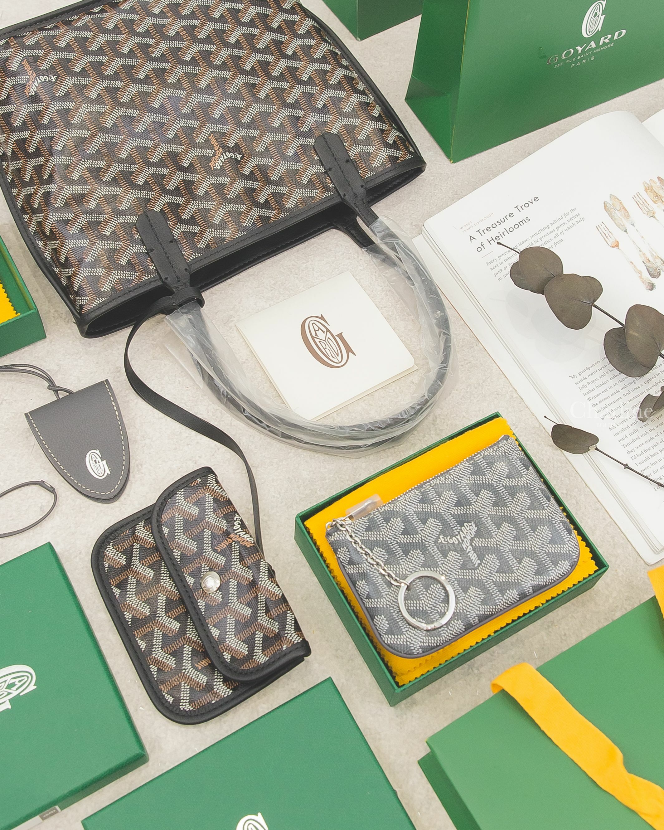 Goyard Croc Universel 灰色小牛皮磁吸吊飾,Goyard Nano Key Pouch 灰色小牛皮黃色內裡銀釦拉鍊鑰匙零錢包,Goyard Anjou 黑色黑提把迷你無拉鍊托特包-Charline Boutique 精品代購