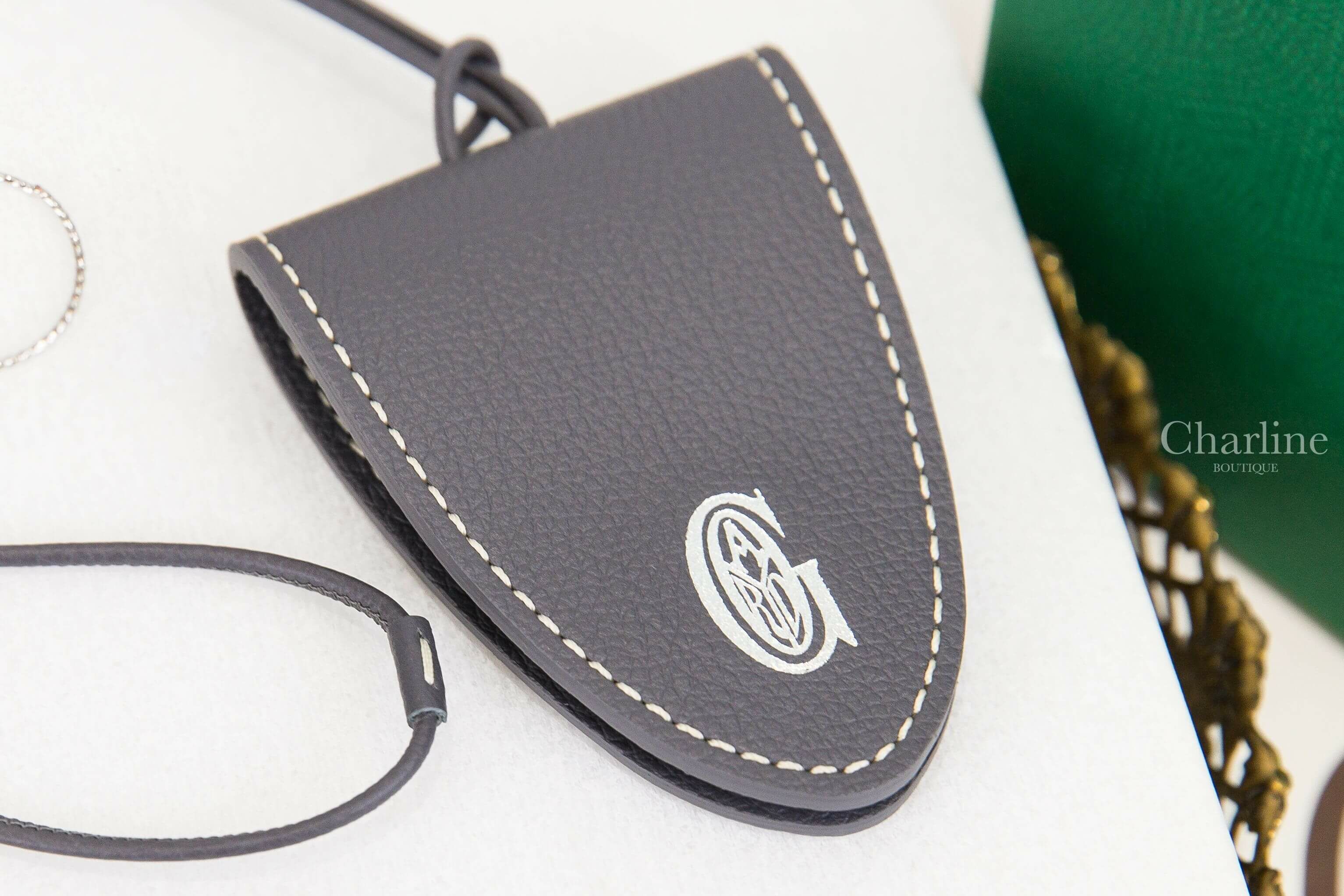 Goyard Croc Universel 灰色小牛皮磁吸吊飾