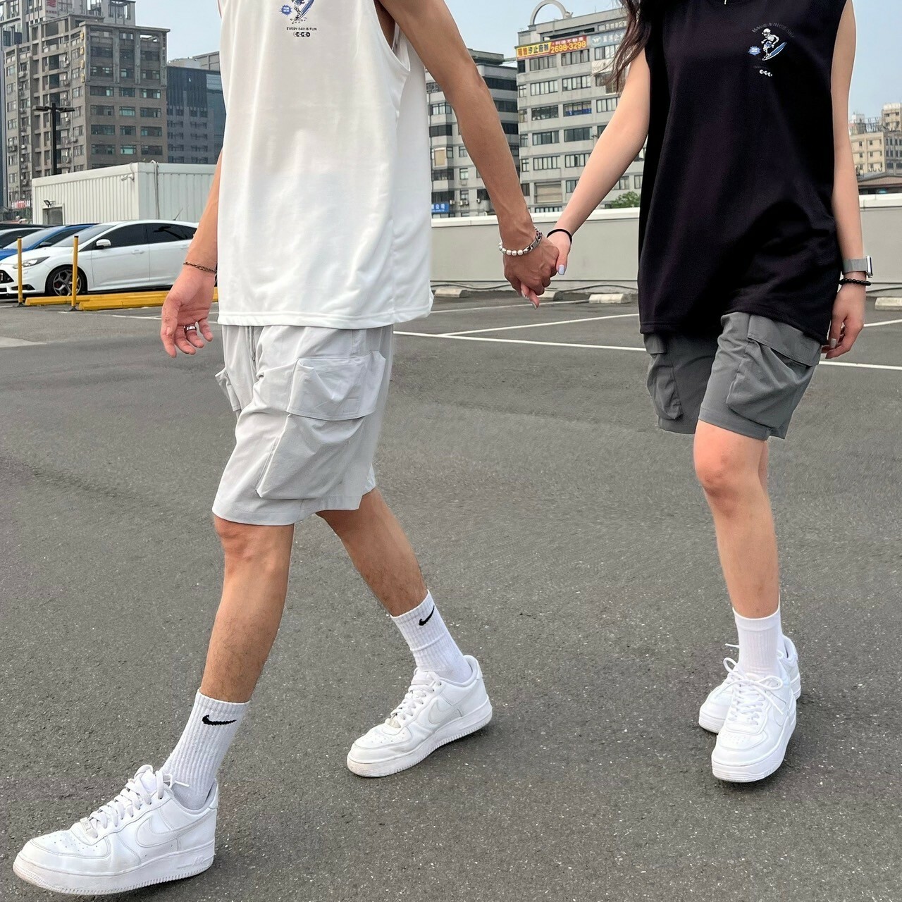 男模和女模穿著#95833 韓國涼感工裝大口袋短褲石灰和深灰半身照