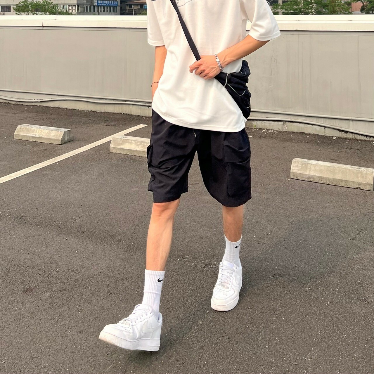 男模穿著#95833 韓國涼感工裝大口袋短褲黑色半身照