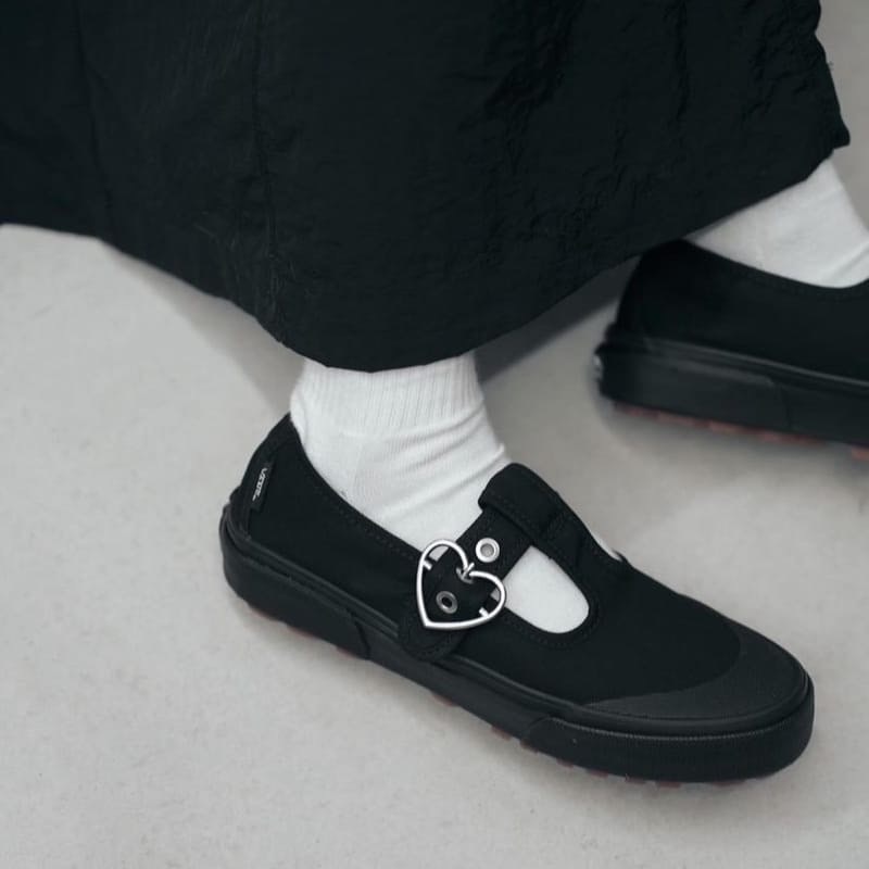 VANS STYLE 93 愛心鞋扣 瑪莉珍鞋（VN0A3XTJBKA）