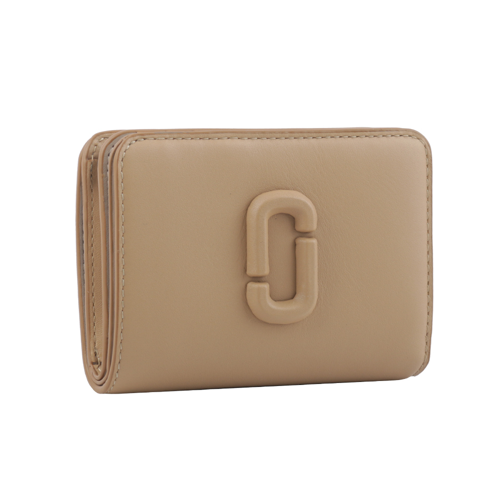 【MARC JACOBS】The J Marc 平滑皮革暗釦二折短夾(駝色) 2S4SMP007S02 230