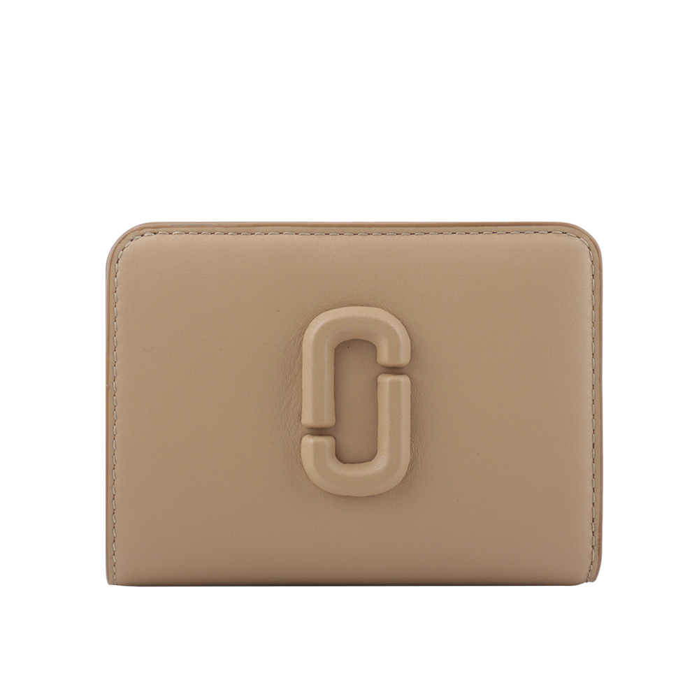 【MARC JACOBS】The J Marc 平滑皮革暗釦二折短夾(駝色) 2S4SMP007S02 230