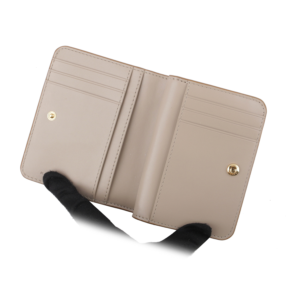 【MARC JACOBS】The J Marc 平滑皮革暗釦二折短夾(駝色) 2S4SMP007S02 230