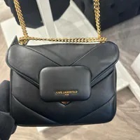 [S] KARL LAGERFELD LH4HZ2CK AGYNESS CHEVRON CROSSBODY BAG,BLACK/GOLD, 196788758025 (SKL972)