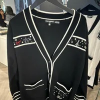 [S] KARL LAGERFELD WHIMSY PINS CONTRAST TRIM CARDIGAN,BLACK/SOFT WHITE, L4TSS785-XSF (SKL993)