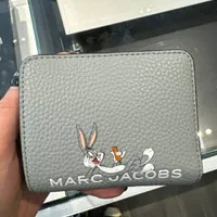 [S] MARC JACOBS 4R3SMP022S01-034 BUGS BUNNY PRINT LEATHER SHORT WALLET,ROCK GREY, 196611111034 (SMJ319)