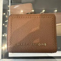 [S] MARC JACOBS S101L01SP21-214 GROOVE SLG MINI COMPACT WALLET,COGNAC, 196611106184 (SMJ320)