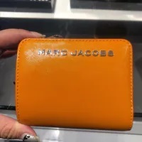 [S] MARC JACOBS 4S4SMP002S02-841 LOGO SMALL ZIP WALLET,SCORCHED, 196611115612 (SMJ324)