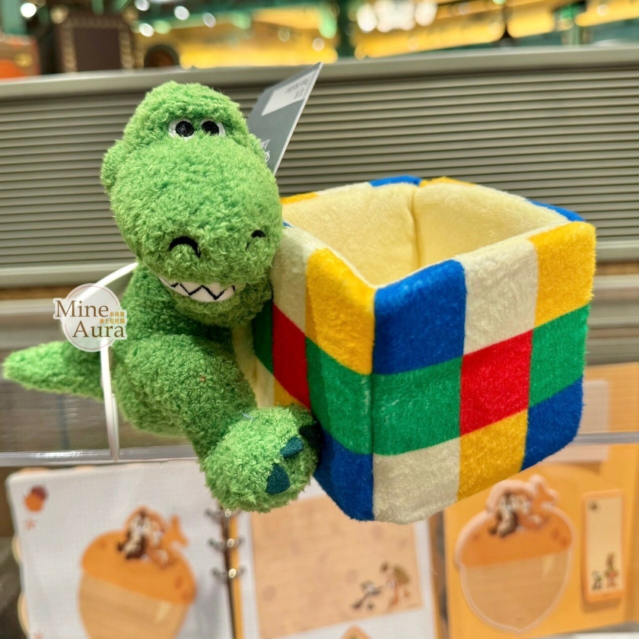 (限時特價) 抱抱龍 Rex 抱魔術方塊造型 絨毛 筆筒 擺飾品 玩偶 玩具總動員 Toy Story -上海迪士尼樂園