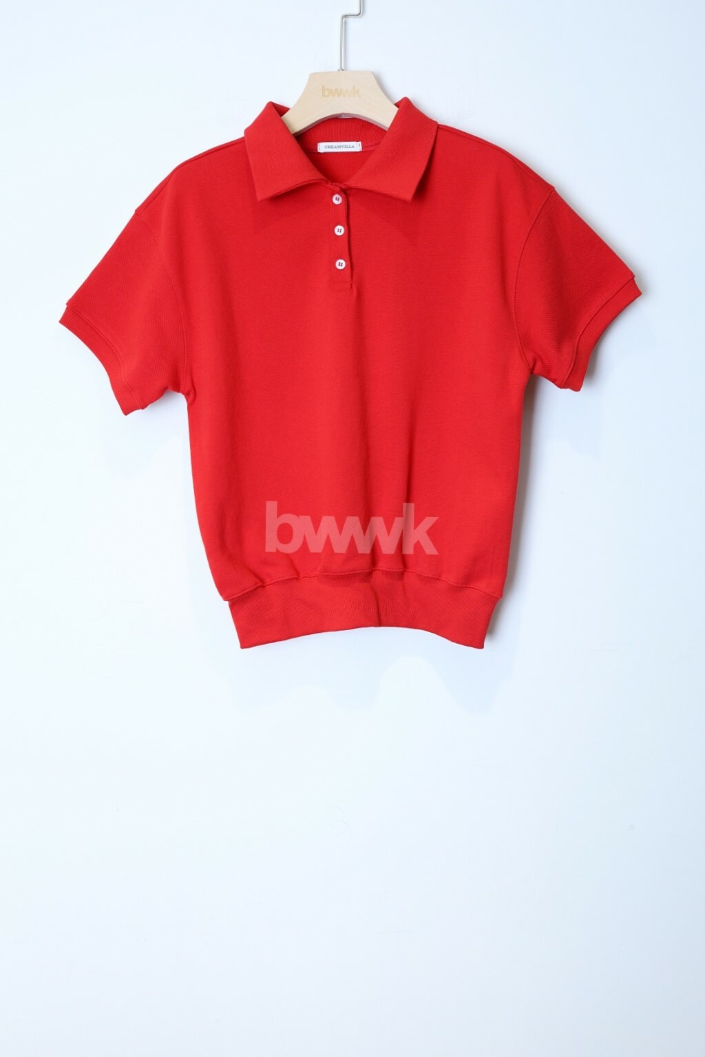 鮮紅短袖polo上衣