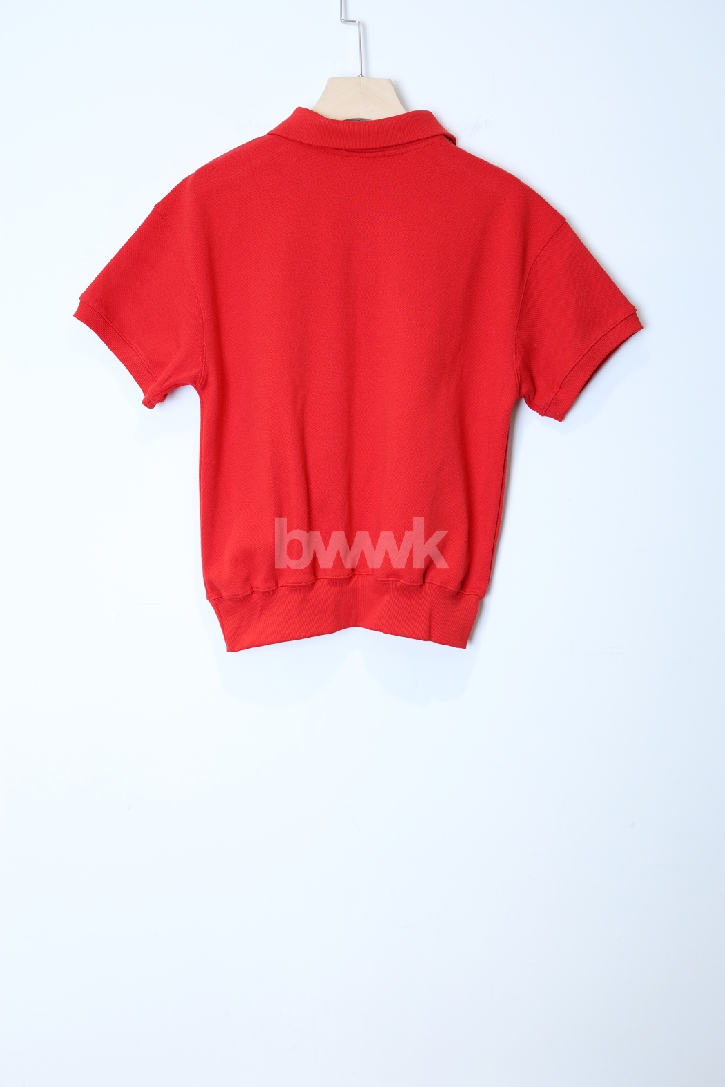 鮮紅短袖polo上衣