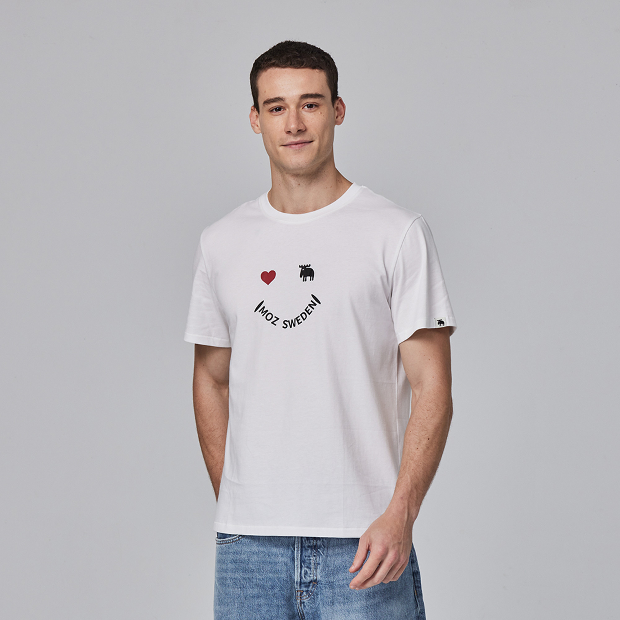 moz瑞典 笑臉駝鹿 舒適柔棉 100%純棉短T-白 (亞洲版)男款