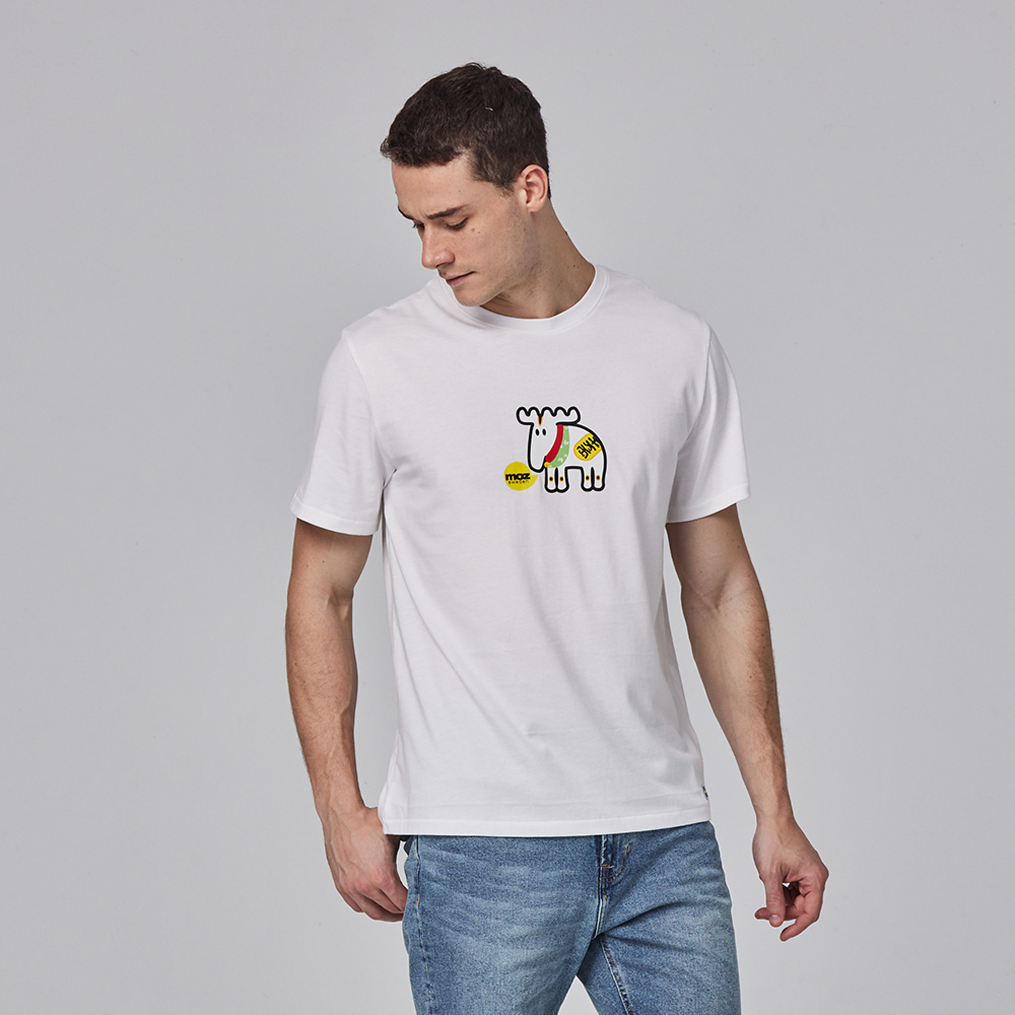 moz瑞典 招財駝鹿 舒適柔棉 100%純棉短T-經典白(亞洲版)男款