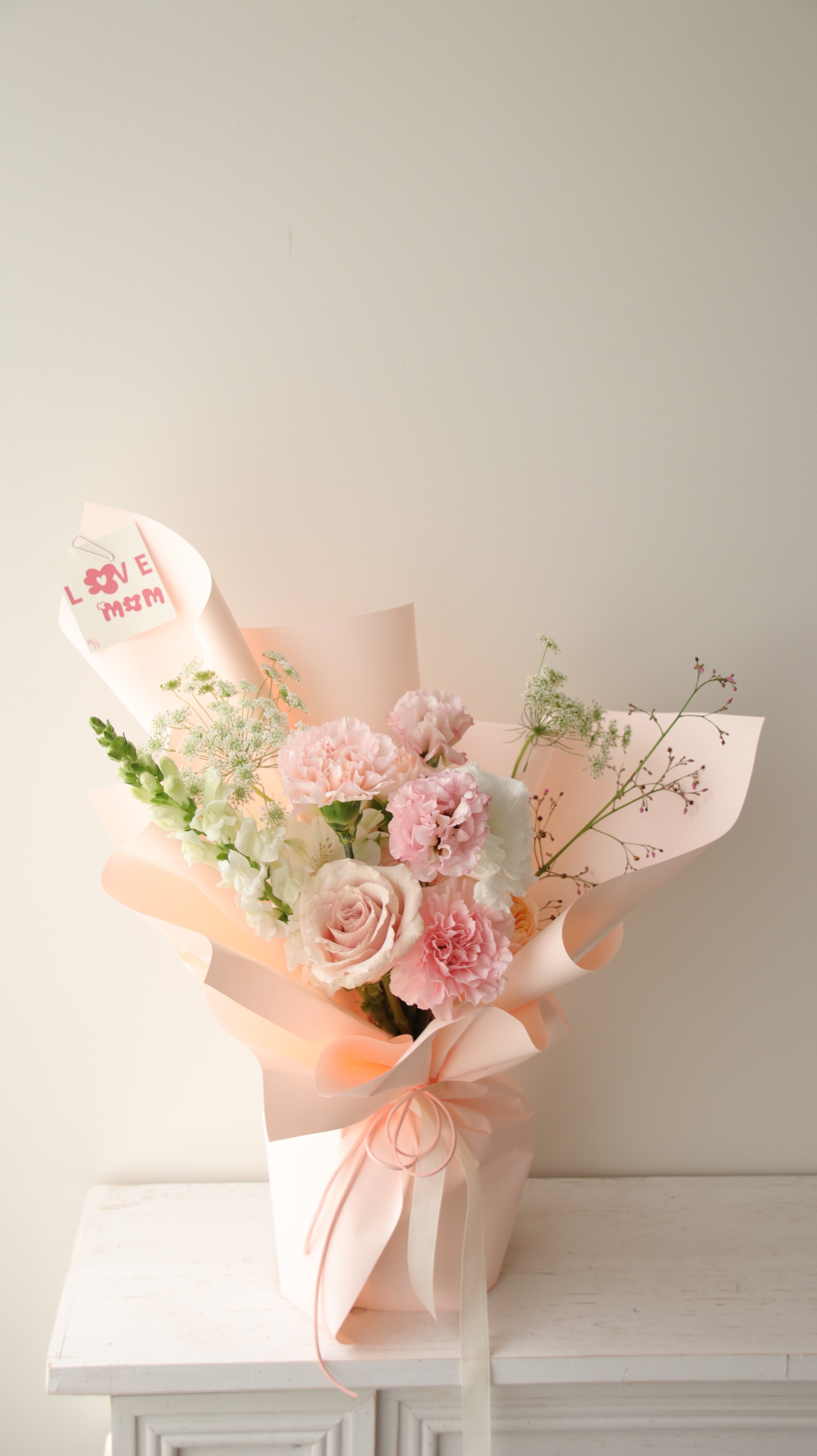 台中花店的母親節康乃馨花束，顏色是溫柔的淺粉色系配上太陽花