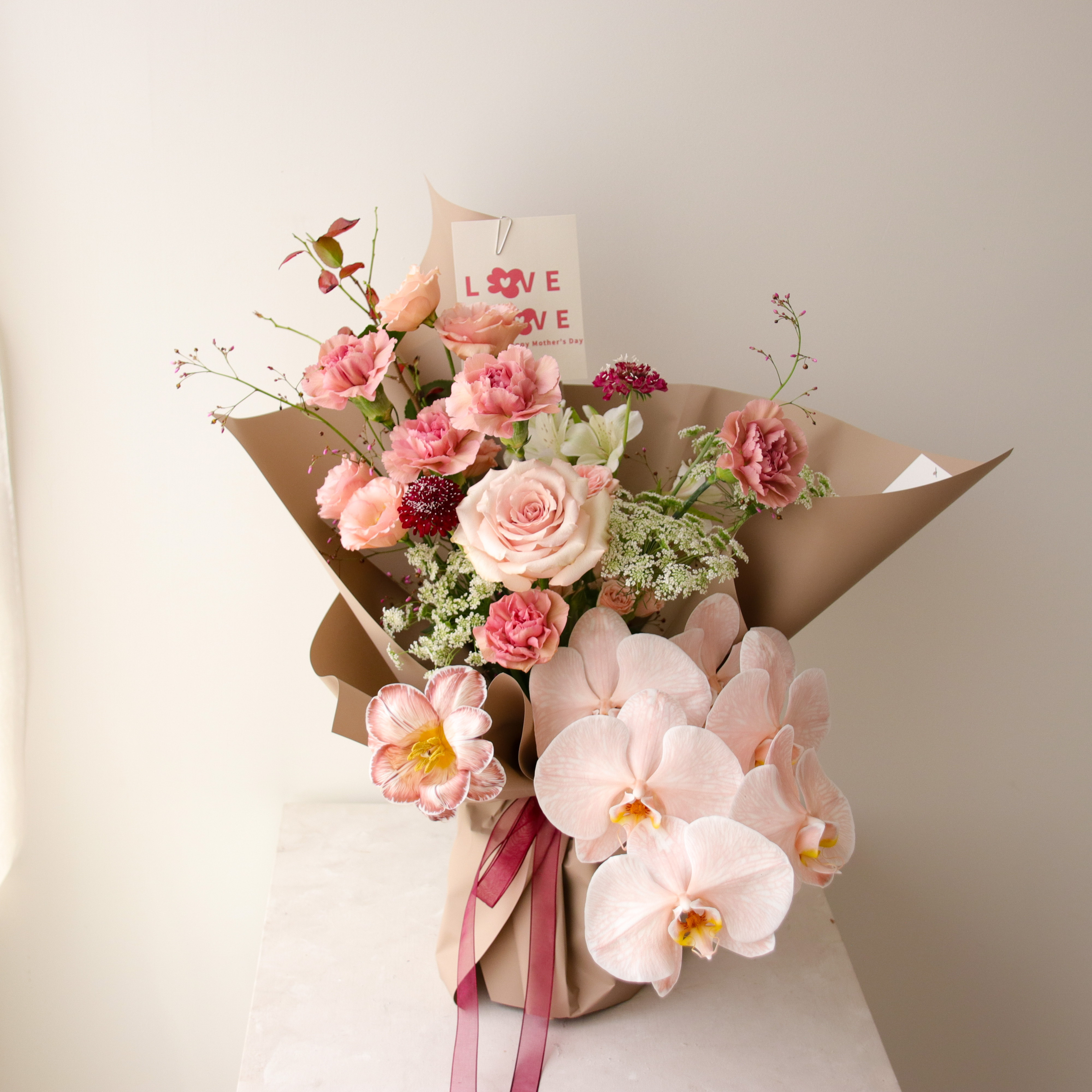 台中花店的母親節康乃馨花束，顏色是溫柔的粉色系配上蘭花