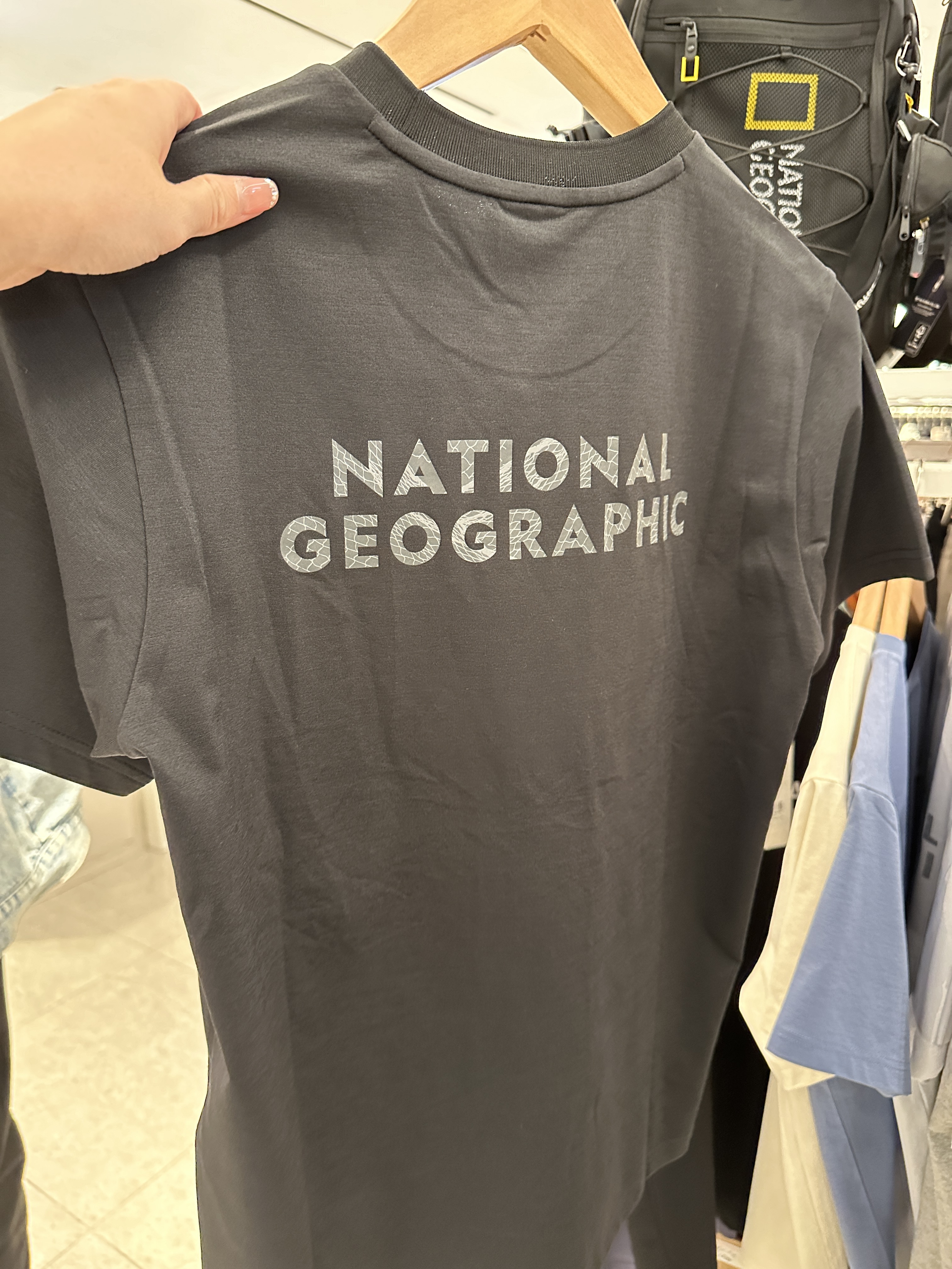 【現貨零碼折扣】NATIONAL GEOGRAPHIC 國家地理 山脈剪影文字短tee N242UTS220