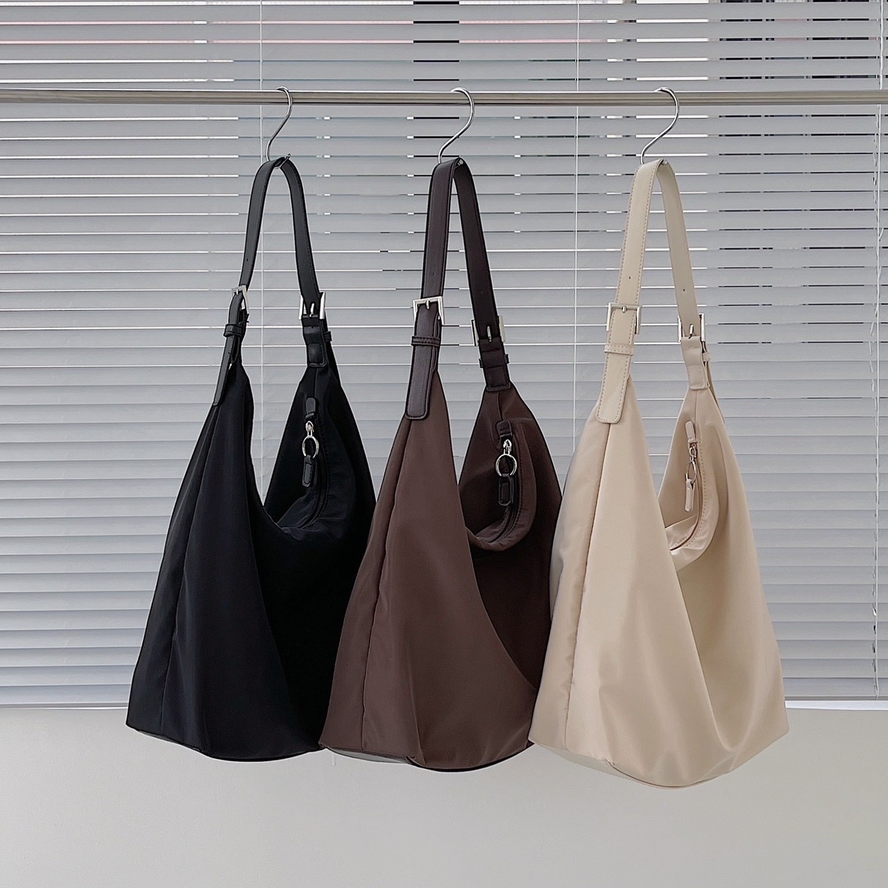 簡約俐落拉鍊單肩托特包/三色/2款材質/皮革/尼龍